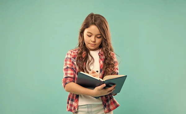 Allievo Occupato Studente Tenere Quaderno Teen Girl Studio Con Libro — Foto Stock