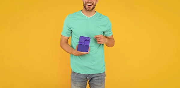 Bijgesneden Man Holding Box Aankoop Gele Achtergrond Boksdag — Stockfoto