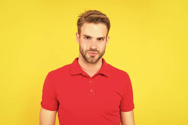 Nieogolony Młody Mężczyzna Czerwonej Koszuli Żółtym Tle Moda — Zdjęcie stockowe