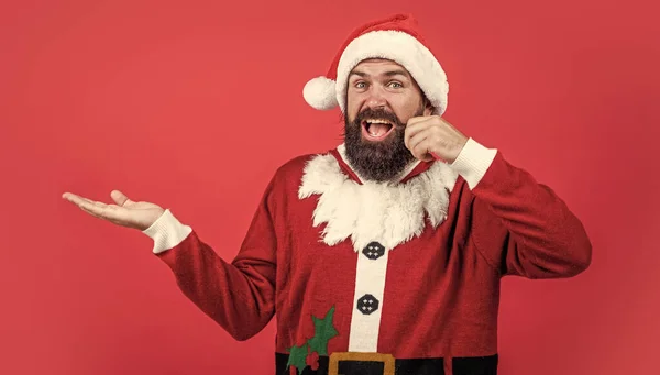 Hipster Masculino Surpreso Com Barba Bigode Vestindo Traje Papai Noel — Fotografia de Stock