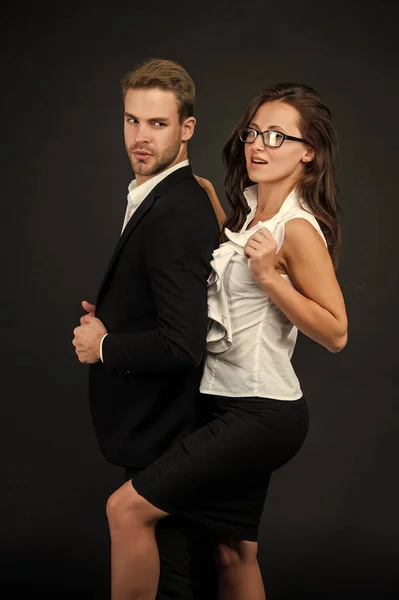 黒を基調としたビジネスにおけるスタイリッシュな正式なカップル — ストック写真