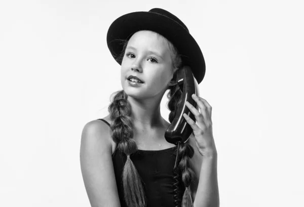 Красива Дівчина Підліток Кісками Капелюсі Говорить Ретро Телефоні Ізольовано Білому — стокове фото