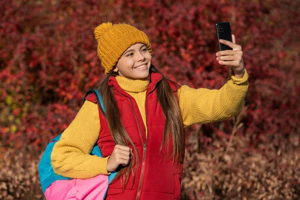 Menina Adolescente Feliz Fazendo Selfie Com Smartphone Outono — Fotografia de Stock