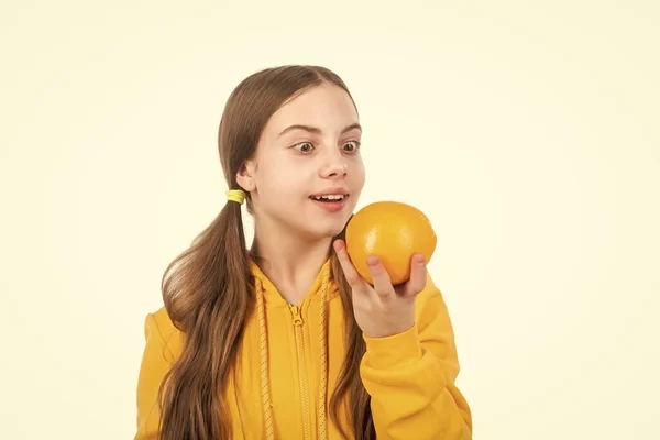 Χαρούμενο Έφηβο Κορίτσι Εσπεριδοειδή Πορτοκαλί Φρούτα Γεμάτο Βιταμίνες Που Απομονώνονται — Φωτογραφία Αρχείου