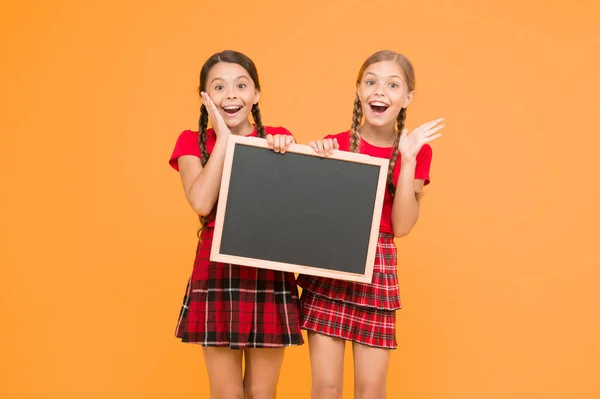 何と素晴らしいニュースでしょう 掲示板を提示する子供たち 大きな売り上げ 黒板を持つ幸せな小さな女の子 お知らせの場所 インフォメーションオフィス 学校プロジェクトプレゼンテーション コピースペース — ストック写真