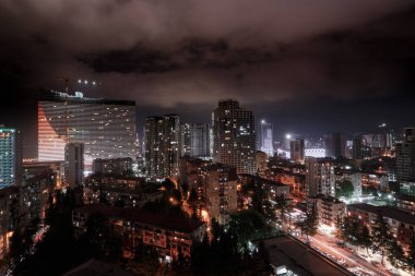 Gece Şehri Panoraması. Gökdelenler. Şehircilik. Gece Baterisi.