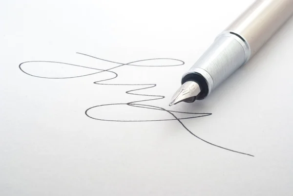 Ручка на белой бумаге — стоковое фото