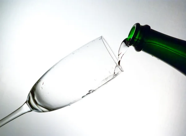 Bicchiere di riempimento con alcol — Foto Stock