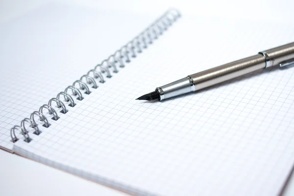 Stift auf weißem Notizbuch — Stockfoto