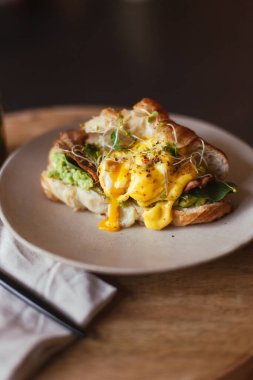 Pastırmalı omlet, mikro yeşil lahanalar, kruvasan püresi. Amerikan kahvesi. Kahve masası. Sarı, yeşil renkler. Süslü kahvaltı ya da brunch. Huysuz yemek fotoğrafçılığı. Taze yemek.