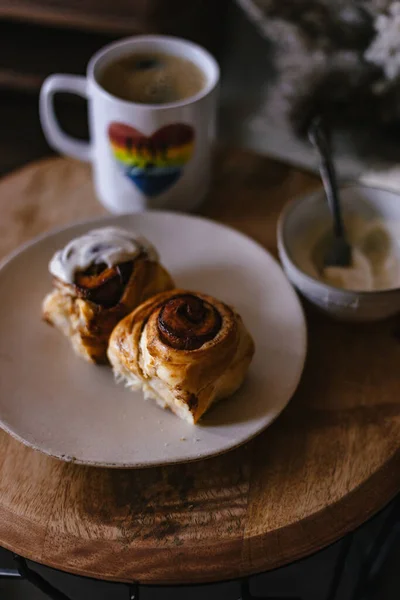 Petits Pains Cannelle Cuits Four Avec Glaçage Crème Vanille Blanche — Photo