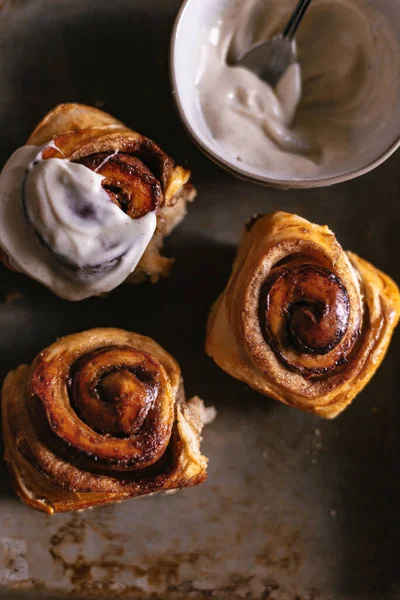 Rolos Pão Canela Assados Com Cobertura Creme Baunilha Branca Moody Fotografia De Stock