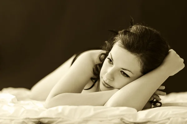 Sexy mladá žena v posteli Stock Obrázky