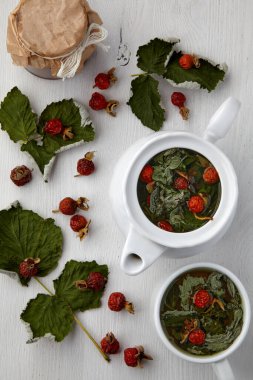 Gül kalçalı, kuşüzümü yapraklı şifalı bitki çayı.