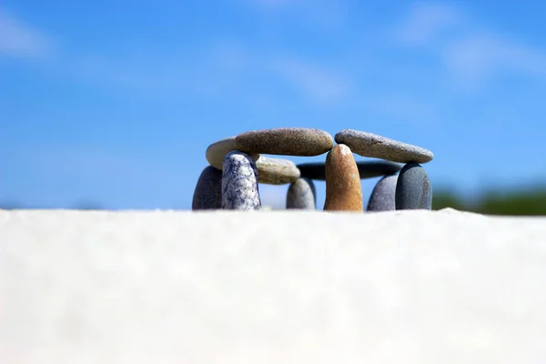 Evenwichtige Kiezelstenen Aan Zandkust Stenen Liggen Het Strand Kleine Steenbok — Stockfoto