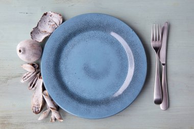 Boş mavi tabak, egzotik baharatlar ve meyveler.