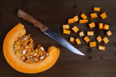 Taze organik balkabağı dilimi, doğranmış ve eski bir bıçak.