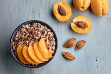 Kayısı parçaları ve kayısı yarısıyla tam tahıllı yulaf ezmesi.