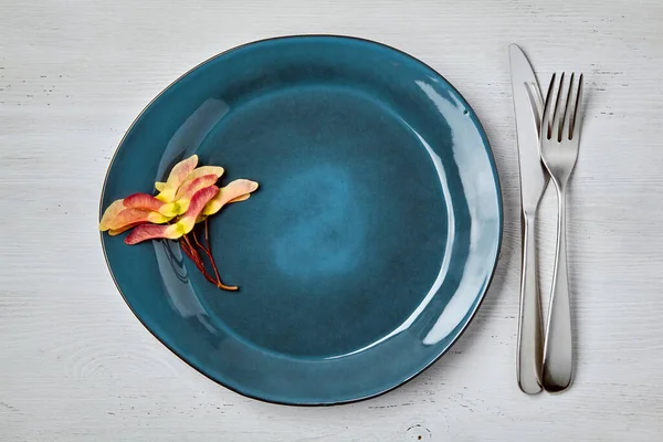 Akçaağaç tohumlu zümrüt seramik tabak ve çatal bıçak takımı.