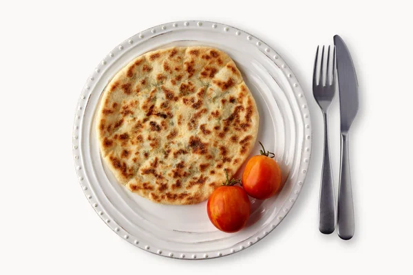 흰 접시에 토마토를 바른 치즈와 허브를 곁들인 토르티야 — 스톡 사진
