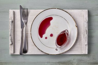 Dökülmüş böğürtlen soslu beyaz şarap tabağı.