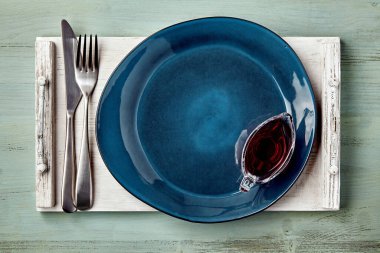 Sos kabında böğürtlen soslu boş mavi seramik tabak.