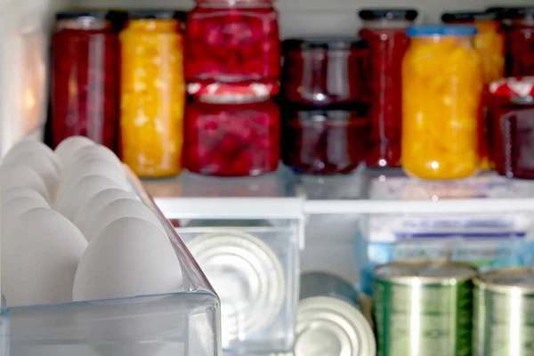 식품 제품 뒤에 있는 냉장고 쟁반에 있는 흰 날 계란 스톡 사진