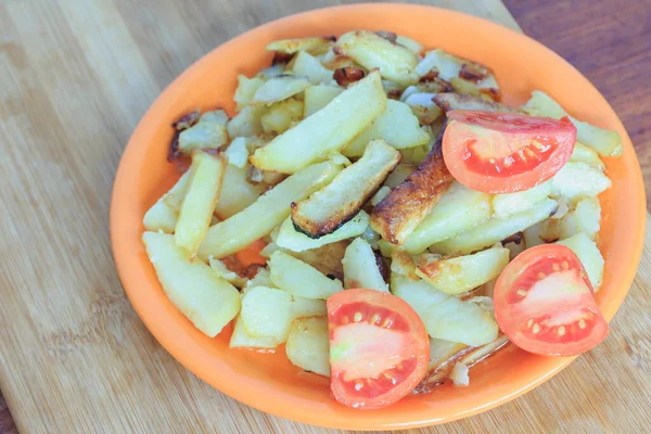 Domatesli bir tabakta kızarmış patates..