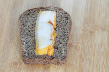 Bir parça siyah ekmek ve bir parça da domuz yağı..