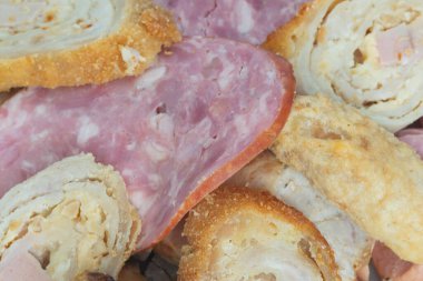 Dilimlenmiş sosis ve dilimlenmiş köfte. Yakın çekim..