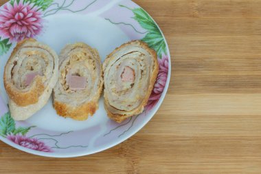  Bir tabakta üç dilim doğranmış köfte..