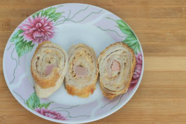  Üç dilim dilimlenmiş rulo köfte yakın planda.