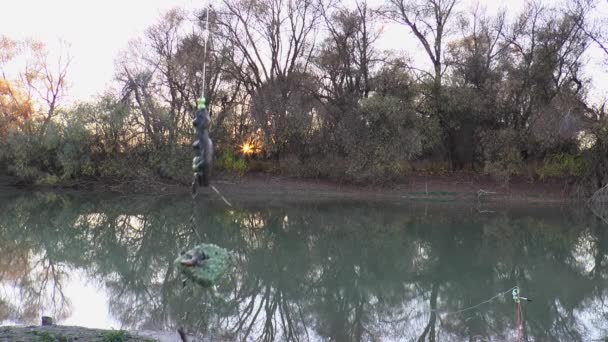 Ψάρι Σταυρανθή Κυπρίνου Ένα Αγκίστρι Αλιείας Ένα Σκουλήκι Στο Φόντο — Αρχείο Βίντεο