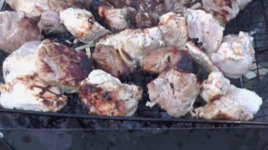 El, et kebabının parçalarını ızgaraya çevirir.