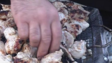 Büyük et parçalarını ters çevirip ızgarada şiş kebap yapıyorlar.