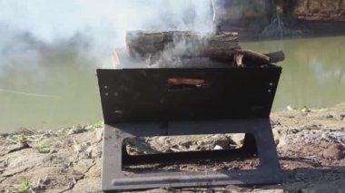  Nehir kıyısında, Brezilya 'da yakacak odun yakıyor.