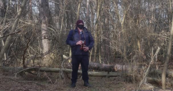 Hombre Bosque Pinos Camina Con Una Cámara Retro — Vídeos de Stock