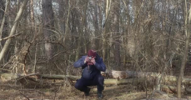 美しい松林の男がフィルムカメラで不法占拠の写真を撮り — ストック動画