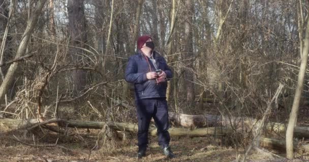 Чоловік Прекрасному Лісі Фотографується Кінокамерою — стокове відео