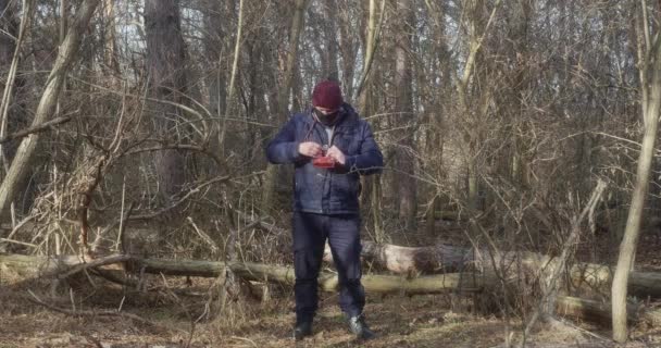 Mężczyzna Pięknym Sosnowym Lesie Robi Zdjęcia Starym Aparatem Filmowym — Wideo stockowe