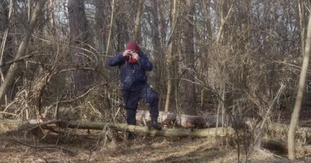 Ein Mann Mit Schutzmaske Einem Kiefernwald Fotografiert Mit Einer Retro — Stockvideo