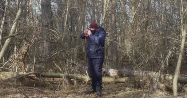 Mann Mit Schutzmaske Einem Schönen Kiefernwald Fotografiert Mit Filmkamera — Stockvideo