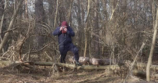 Man Met Een Beschermend Masker Een Prachtig Dennenbos Maakt Foto — Stockvideo