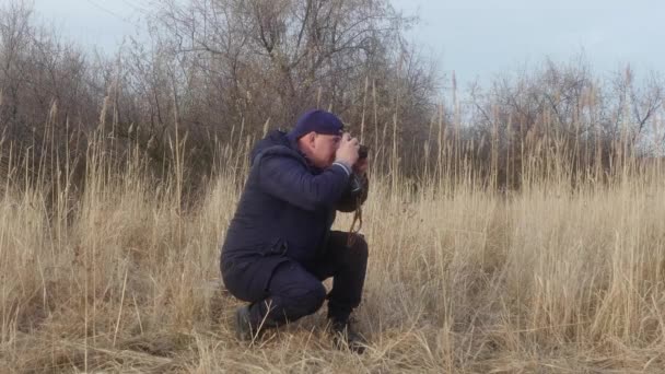 Muž Fotografuje Přírodě Retro Kameře Boční Pohled — Stock video