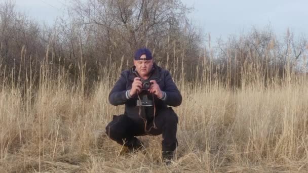 Cahul 摩尔多瓦 2021 大自然中的人是用苏联的旧相机拍照的 — 图库视频影像