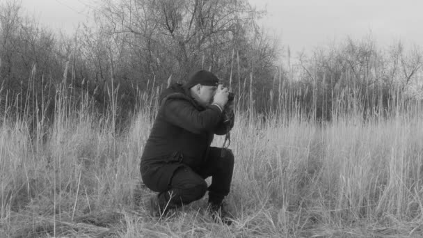 Hombre Fotografía Naturaleza Una Cámara Retro Vista Lateral Blanco Negro — Vídeo de stock