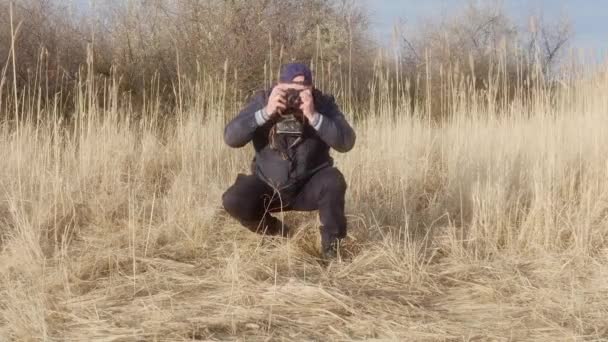 チャル モルドバ 旅行者は フィルムのレトロカメラで映画を巻き戻し 自然の写真を撮る — ストック動画