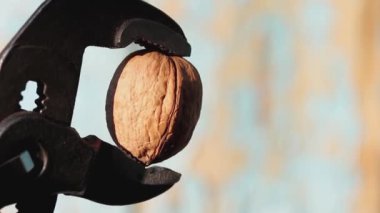  Boru anahtarı bulanık arkaplanda cevizi kırar