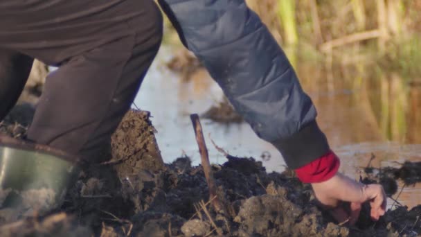 Mänsklig Hand Drar Mask Leran För Fiske — Stockvideo