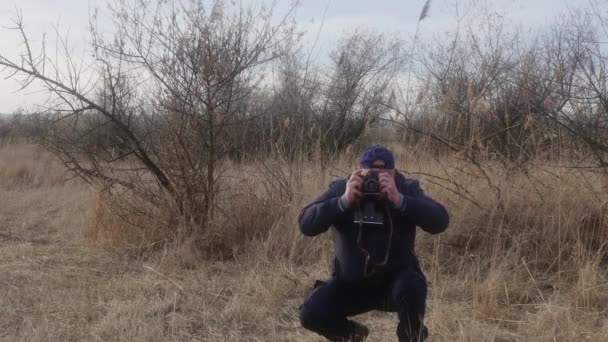 Cahul Moldova 2021 Squatting Photographer Rewinds Film Retro Film Camera — Vídeo de Stock